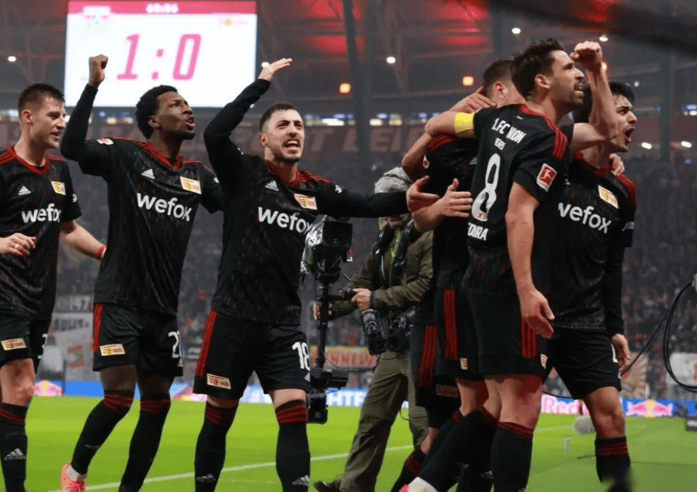 门兴格拉德巴赫发布备战花絮，窗口期止住颓势，社区盾任务艰巨，身体对抗强度拉满 