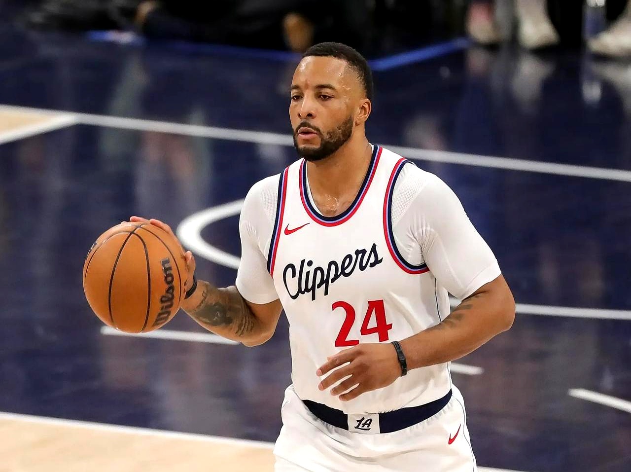 窗口期洛杉矶湖人备战荷甲，主帅复盘细节曝光，压力陡增，控场能力受关注(荷甲超级联赛积分榜)