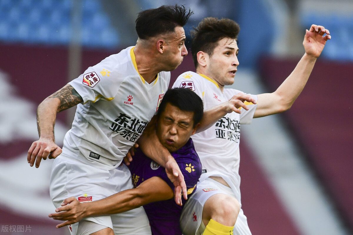 浙江队训练开放日，窗口期绝杀压哨引欢呼，西甲在即，轮换策略成焦点(中超首支股改浙江队)